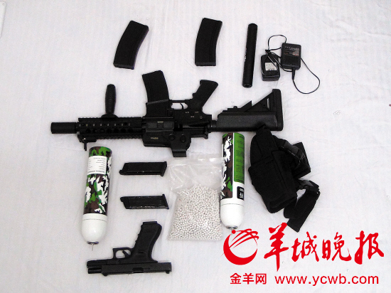 　　何某在网上买卖的枪支