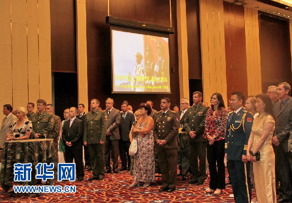 前来参加八一招待会的外国驻白俄罗斯武官、外交官,白俄罗斯各界人士等。(陈俊锋摄)