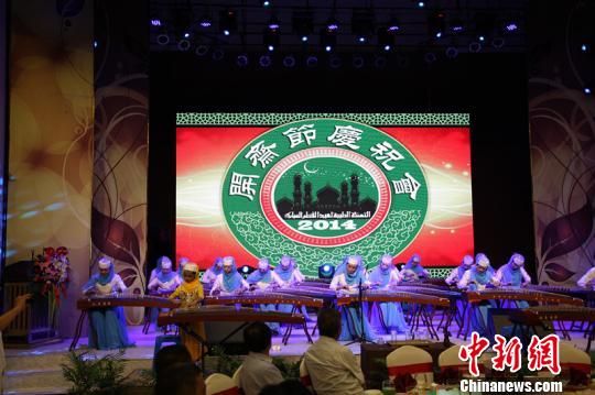 图为云南沙甸回族女子古筝艺术团在开斋节庆祝活动上合奏　金鼎　摄