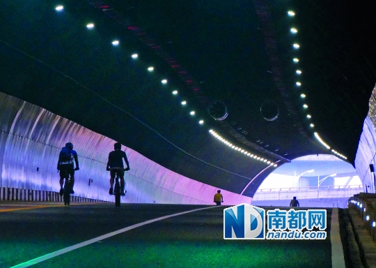 ←22日下午5点,趁新彩隧道没有通车之际,骑行爱好者在其中快乐骑行。