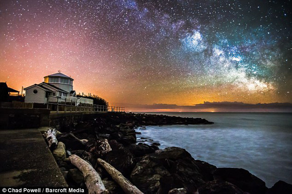 图为在英国怀特岛斯蒂普希尔湾(Steephill Cove)拍摄到的银河系。(图片来源:《每日邮报》)
