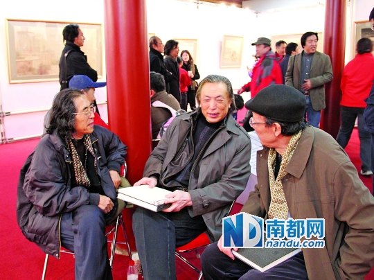 与批评家刘骁纯、刘曦林在展览会上。