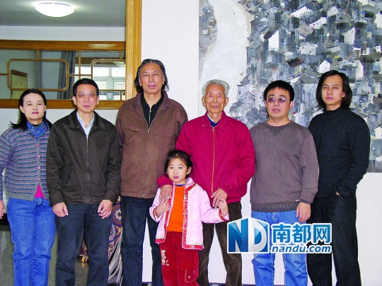 在新加坡策划吴冠中个展时与其家人合影。