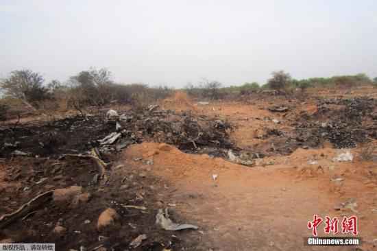 资料图：阿尔及利亚航空公司客机在西非国家马里境内坠毁后，飞机的一个黑匣子已经被找到，现场没有发现生还者。
