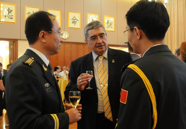 7月30日，中国驻罗马尼亚大使馆陆、海、空军武官魁延伟大校（左）与来宾交谈。