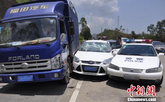 图为警车追击截停嫌疑车辆。　黄赵　摄