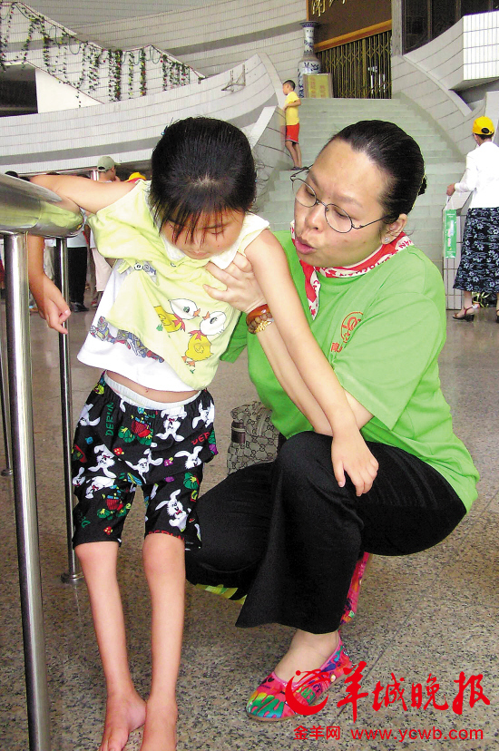 羊羊姐叶丽芬进行义工服务