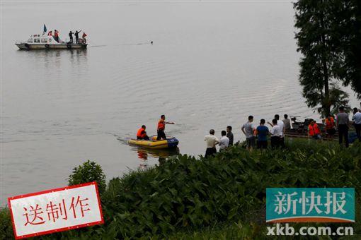 ■事发后,水警蛙人等在现场搜救。