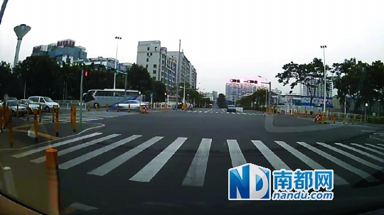 过路司机提供的行车记录仪拍摄的车祸经过视频截图。