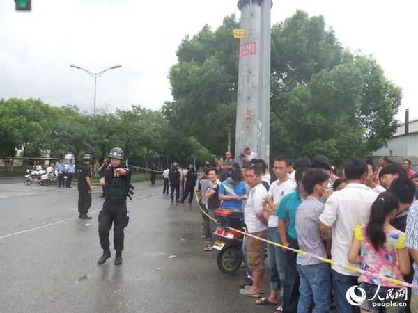 警察在维持秩序。王继亮摄影