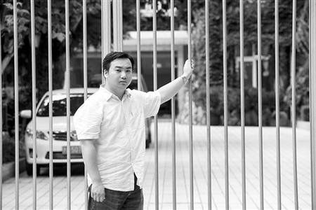 章晓淼的中学时代是在延长路的一所中学度过的,如今这所学校已经改名,但他还是选择回到这里拍一张照片。