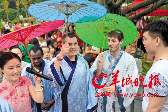 　　外国友人穿汉服 羊城晚报记者 邓勃 实习生 杨锋 摄