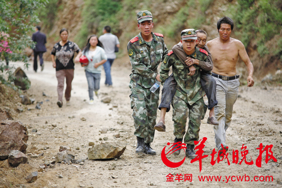 8月3日,武警官兵在云南鲁甸县地震现场救治伤员