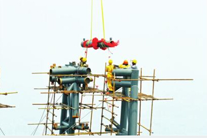 　　最后一榀桁架起吊到位■新华社