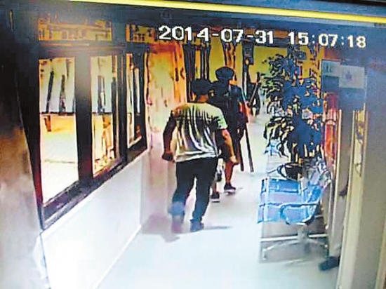 监控拍到这群男子持棍棒冲进医院