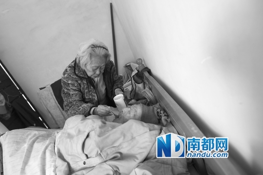 ●丈夫庄大爷（庄大爷前不久去世）生前卧床时，周婆婆精心照料。