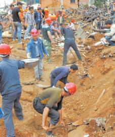 8月4日，龙头山镇居民在清理废墟。