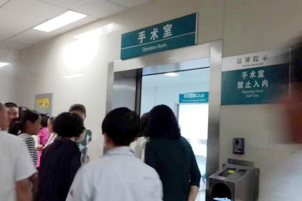大家在产房外焦急等待.