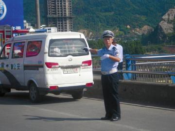 喻国伦正在执勤