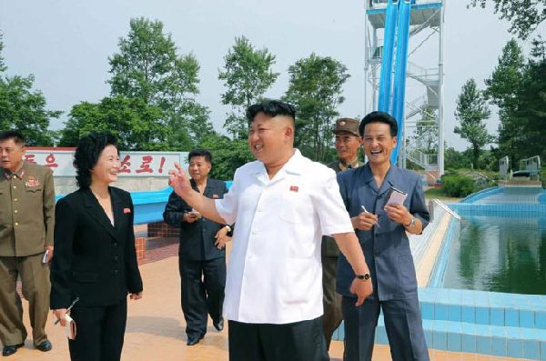 图为朝鲜最高领导人金正恩视察视察松涛园国际少年团夏令营。（图片来源：朝鲜媒体）