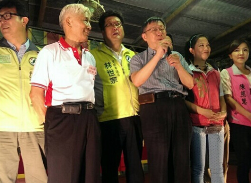 台北市长参选人柯文哲5日晚间出席葫芦寺中元节平安餐。（台媒图）