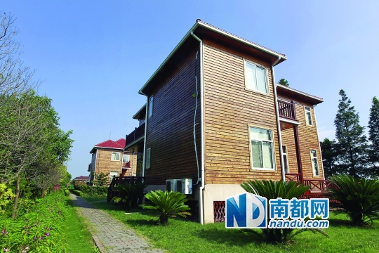 →这是位于上海崇明新河镇新光村的涉事别墅。 新华社发