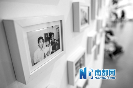 学校墙上有何韵诗的学鼓照片(左)。钟锐钧 摄