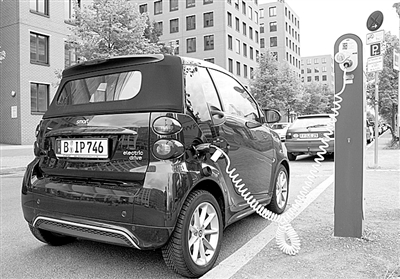 柏林市街头充电桩旁停放的私人电动汽车。 经济日报驻柏林记者 王志远摄