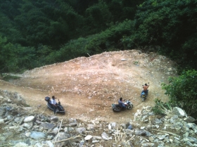 肖伏现在陡峭的大山中自费修出的之字形林业运输路，不仅给自己带来了收益与方便，也给其他村民带来了经济效益。图/记者方兴