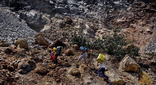 　　昭巧公路青山大桥段，道路被埋没，等不及抢通，村民就冒险从滑坡体上爬回家。