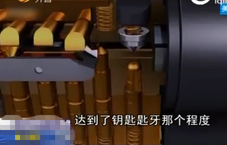 锡纸在弹簧的作用下达到了咬牙的程度（视频截图）