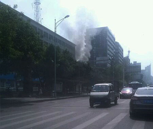 杂货铺空调自燃引起火灾，冒出浓烟。 （图片来自网友二八得十）