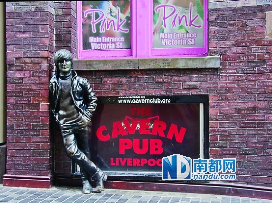 洞窟酒吧外观。