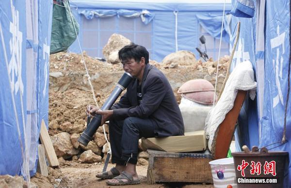 云南鲁甸地震见闻:抽水烟的丧子父亲