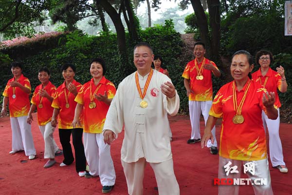 (每日清晨，刘应文[前排右二]会带领队员在长沙烈士公园内晨练。)