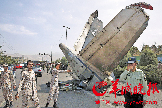 伊朗革命卫队成员和安全人员聚集在飞机残骸附近