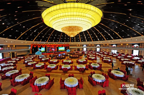 北中都草原,拥有世界上最大的蒙古包清暑殿