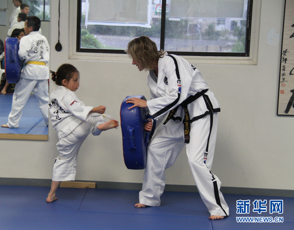 一个小朋友在加拿大苍轩跆拳道国际联盟内练拳。记者 李保东 摄