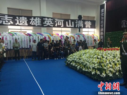 参加追悼会的谢樵家属余雪彬摄