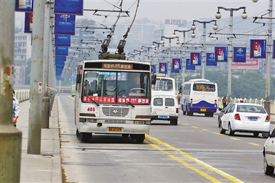 405路公交车曾在嘉陵江大桥上有条专用车道。 (资料图片)
