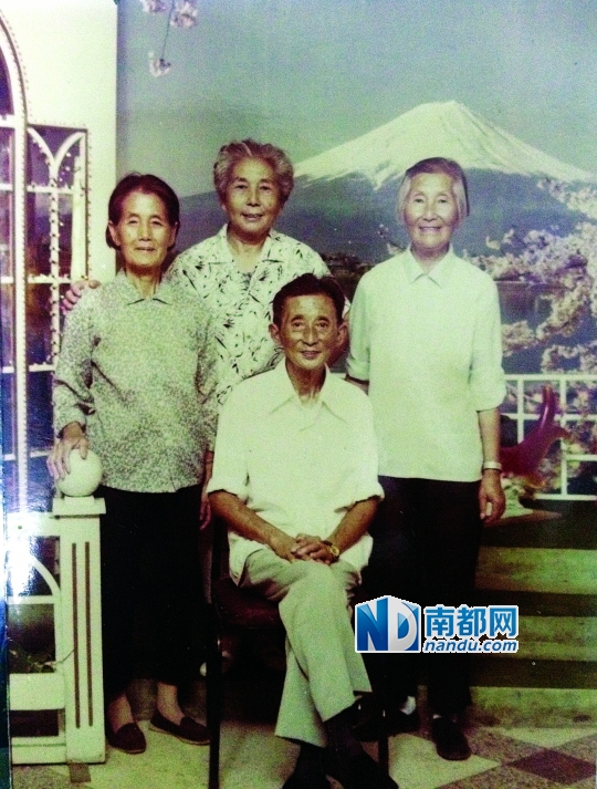 ←1993年8月,周玉云夫妻与金坛市另外两名黄埔女学员吴凤仙、俞慕云聚会。如今,照片中仅她一人健在。受访者供图