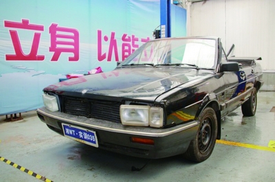 ( 报废的桑塔纳2000。)