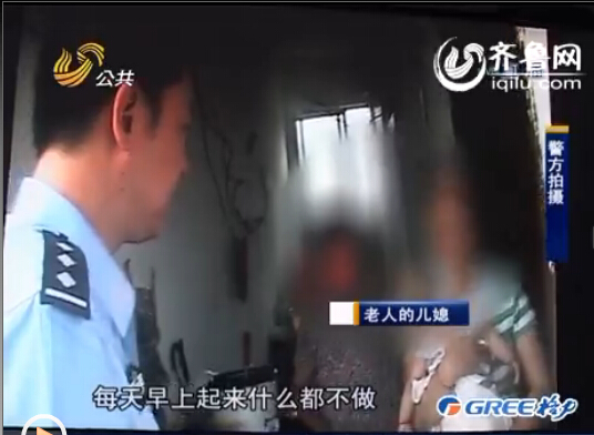 随后民警带着老人逐个走进齐河城区的菜市场进行辨认。（视频截图）