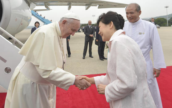 当地时间14日上午，罗马教皇方济各抵达韩国首尔机场，将对韩国进行为期5日的国事访问。韩国总统朴槿惠亲自到机场迎接。
