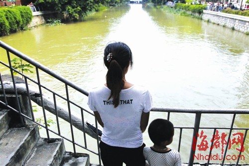 孩子的母亲紧紧牵着小儿子，呆呆地伫立在水闸上，她怎么也不敢相信，大儿子会在她眼前溺亡