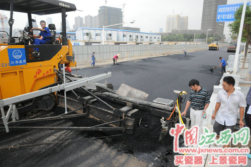 南昌:碟子湖大道摊铺沥青 月底可通车