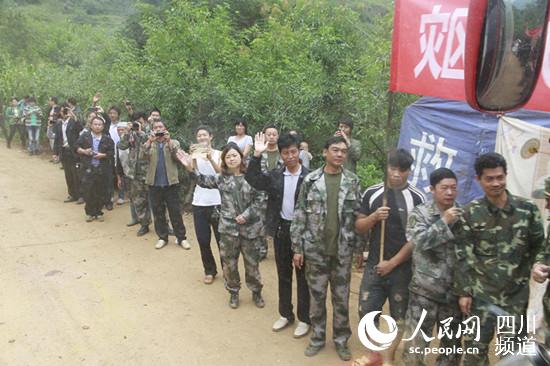 灾区群众夹道欢送。