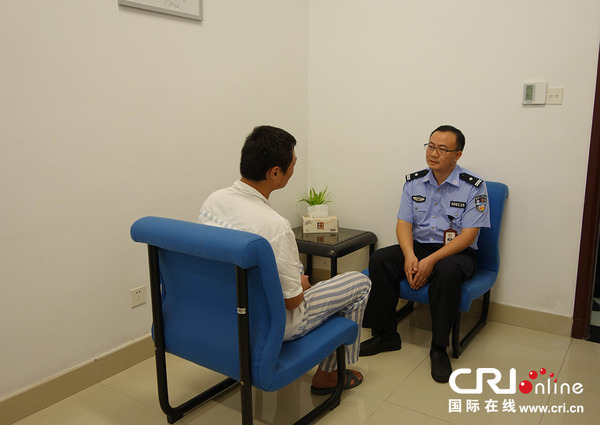 在押人员正在进行心理咨询