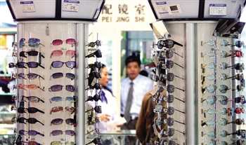 被推高的眼镜价格背后:两个城市间的产业战|开