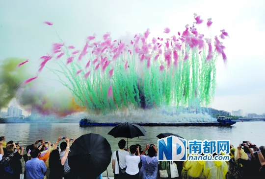 2 0 14年8月8日，蔡国强九级浪展览正式在上海当代艺术博物馆开幕，蔡国强在黄浦江上，为上海市民献上白天焰火作品。